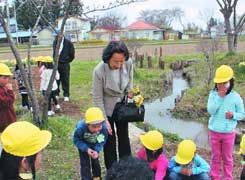 画像：ビオトープ協会理事八千草薫さんが訪問した幼稚園のビオトープガーデン