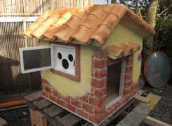 画像：スタンプコンクリートを使用した犬小屋