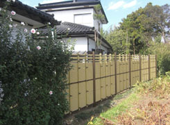 画像：生垣から竹垣へのリフォームの施工後