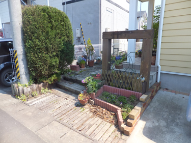 画像：ガーデンデザイン・大柳庭苑の造園例　登米市迫町リフォーム前　エントランス全景　