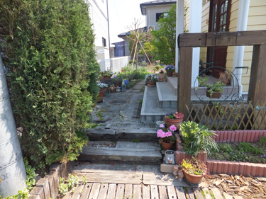 画像：ガーデンデザイン・大柳庭苑の造園例　登米市迫町エントランス　リフォーム前　