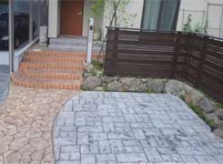 画像：ガーデンデザイン・大柳庭苑のスタンプコンクリートの施工事例5 仙台市　２パターンの石畳風スタンプコンクリート　自然の石積みによる土留　板塀