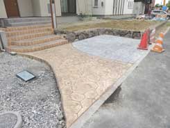 画像：ガーデンデザイン・大柳庭苑のスタンプコンクリートの施工事例5 仙台市　２パターンの石畳風スタンプコンクリート 自然石の石積みによる土留