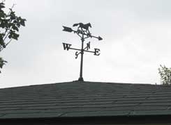 画像：スタンプコンクリートによるガゼボ風東屋の屋根の風見馬