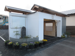 画像：ガーデンデザイン・大柳庭苑のオリジナル・カーポート 板塀　登米市中田町菅原屋様　