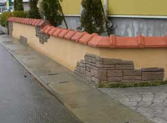 画像：スタンプコンクリートによる土壁風の塀